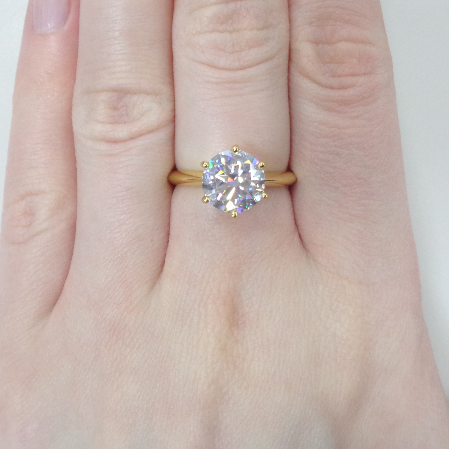 Серебряное кольцо с муассанитом